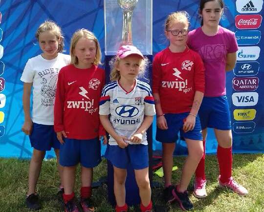 Les filles devant le trophée de la Coupe du Monde